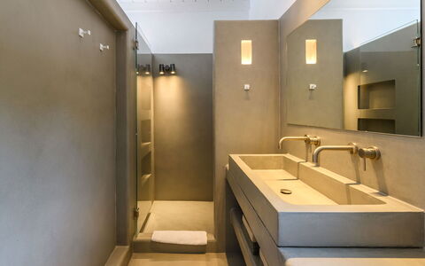 Villa Atlante: Mur, Sol, Design Intérieur, Luminaire Plomberie, Lavabo, Salle De Bains, Sol, Évier, Robinet, Plomberie