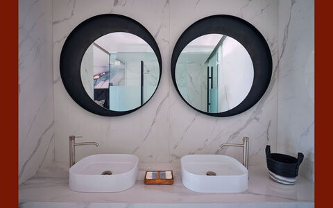 Villa Elettra: Design Intérieur, Lavabo, Miroir, Évier, Luminaire Plomberie, Robinet, Luminaire, Salle De Bains, Plomberie, Comptoir
