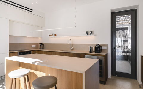 Villa Achille: Design Intérieur, Cuisine, Meubles, Comptoir, Sol, Mur, Bois, Cabinetry, Luminaire, Sol
