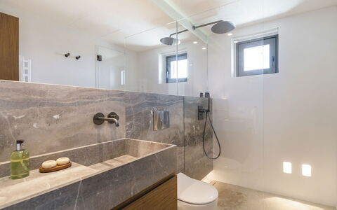 Villa Achille: Sol, Luminaire Plomberie, Mur, Salle De Bains, Design Intérieur, Sol, Évier, Comptoir, Lavabo, Luminaire