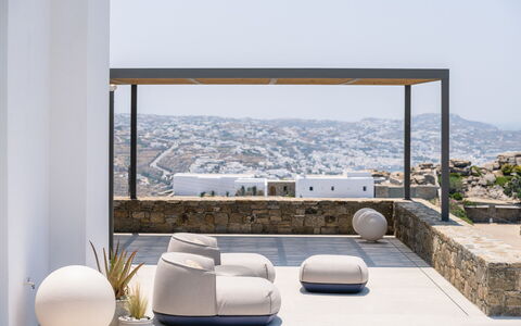 Villa Achille: Meubles, Sol, Canapé, Salon, Matériau Naturel, Ombre, Chaise, Conception, Plante D'Appartement