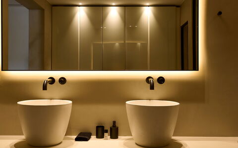 Villa Socrate: Design Intérieur, Éclairage, Plomberie, Luminaire Plomberie, Luminaire, Lavabo, Robinet, Évier, Miroir, Salle De Bains