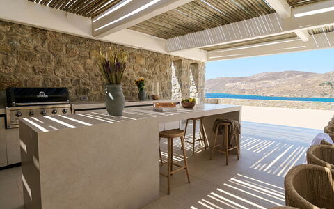 Villa Socrate: Meubles, Sol, Cuisine, Matériau Naturel, Chaise, Comptoir, Conception, Tache De Bois, Parquet, Dur