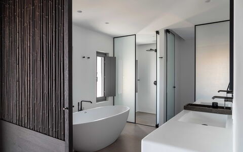 Villa Pegaso: Design Intérieur, Mur, Sol, Bois, Sol, Luminaire Plomberie, Baignoire, Salle De Bains, Plafond, Architecture