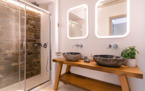 Villa Demetra: Design Intérieur, Mur, Luminaire Plomberie, Salle De Bains, Sol, Lavabo, Miroir, Bois, Évier, Sol