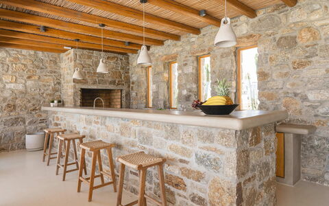 Villa Demetra: Mur, Bois, Meubles, Design Intérieur, Sol, Plafond, Mur De Pierre, Comptoir, Tabouret, Cuisine