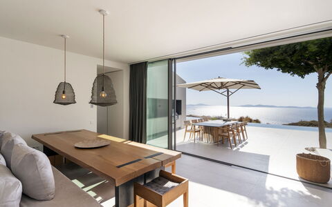 Villa Teseo: Meubles, Table, Sol, Design Intérieur, Table Cuisine Et Salle A Manger, Chaise, Sol, Domicile, Mer, Ombre