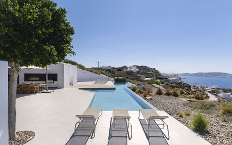 Villa Teseo: Piscine, Ombre, Mobilier De Jardin, Balancelle, Recours, Villa, Chaise Longue, Ville Resort, Hôtel, Appartement Penthouse