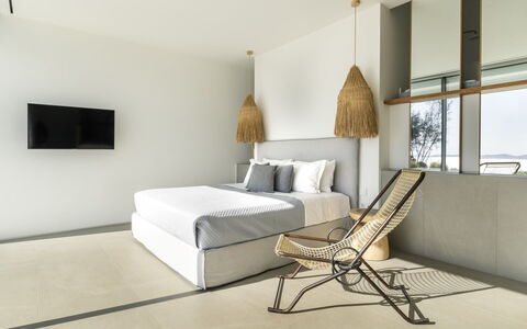 Villa Teseo: Bois, Sol, Meubles, Sol, Design Intérieur, Plafond, Chambre, Chaise, Throw Pillow, Lit