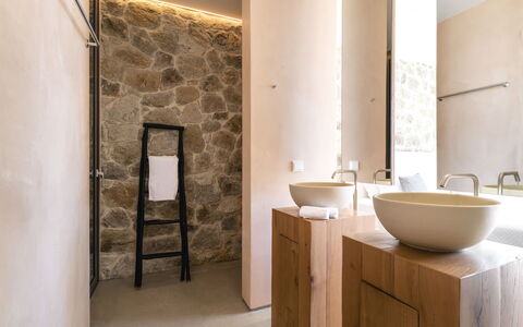 Villa Teseo: Mur, Sol, Luminaire Plomberie, Salle De Bains, Design Intérieur, Lavabo, Sol, Évier, Robinet, Éclairage