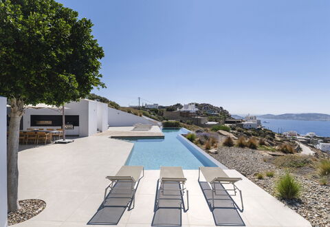 Villa Teseo: Piscine, Ombre, Mobilier De Jardin, Balancelle, Recours, Villa, Chaise Longue, Ville Resort, Hôtel, Appartement Penthouse
