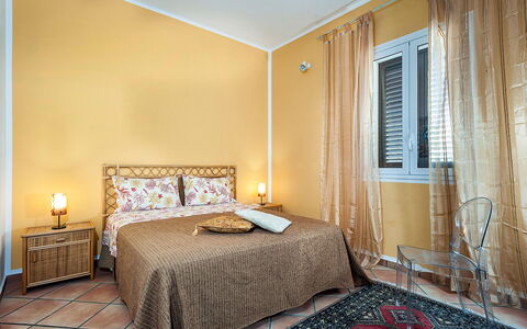 Casa Kita: Meubles, Design Intérieur, Lit, Sol, Sol, Chambre, Mur, Pièce, Bois, Drap De Lit