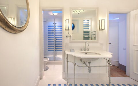 Casa la Riva: Bleu, Design Intérieur, Sol, Luminaire Plomberie, Sol, Salle De Bains, Plafond, Plomberie, Éclairage, Domicile