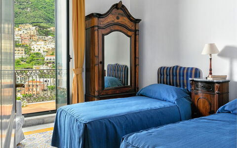 Casa Mauro: Chambre, Meubles, Drap De Lit, Lit, Literie, Cadre De Lit, Pièce, Linge, La Table De Nuit, Rideau