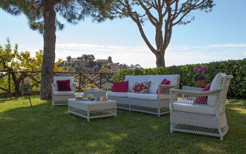 Casa Ravello with Garden: Meubles, Mobilier De Jardin, Chaise, Jardin, Pelouse, Cour, Aménagement Paysager, Ombre, Accoudoir, Patio