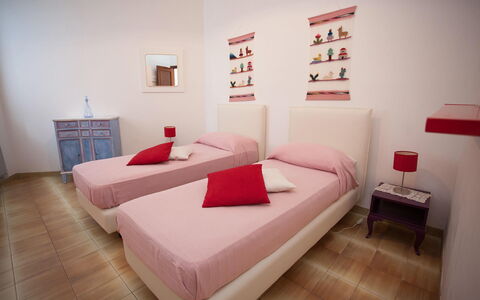 Casa Ravello with Garden: Meubles, Chambre, Lit, Design Intérieur, Sol, Sol, Drap De Lit, Literie, Pièce, Domicile