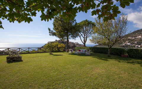 Casa Ravello with Garden: Jardin, Mer, Océan, Pelouse, Côte, Aménagement Paysager, Ombre, Tropiques, À Feuilles Persistantes