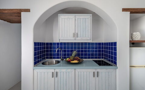 Guest House Zephyros: Cuisine, Design Intérieur, Comptoir, Tuile, Conception, Cabinetry, Peindre, Appareil De Cuisine, Luminaire Plomberie, Cuisinière