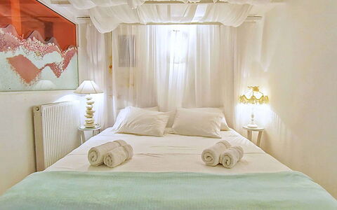 Sunkiss Villa: Lit, Design Intérieur, Meubles, Chambre, Literie, Mur, Drap De Lit, Linge, Sol, Pièce