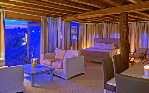 Sunkiss Villa: Meubles, Design Intérieur, Éclairage, Pièce, Rideau, Chaise, Hôtel, Dur, Oreiller, Linge