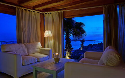 Sunkiss Villa: Meubles, Design Intérieur, Éclairage, Pièce, Rideau, Mer, Salon, Chaise, Recours, Eco Hôtel