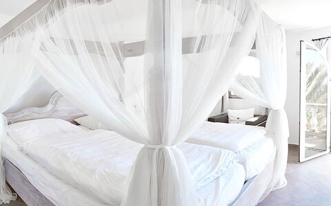 Villa Ariel: Lit, Chambre, Meubles, Literie, Bois, Design Intérieur, Linge, Drap De Lit, Textile, Lit À Baldaquin