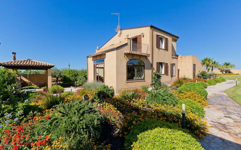 Villa Athena: Bâtiment, Maison, Domicile, Zone Résidentielle, Architecture, Façade, Arbuste, Biens, Toit