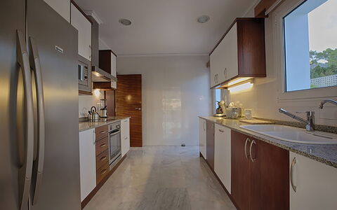 Villa Bridget: Comptoir, Sol, Cuisine, Design Intérieur, Bois, Principaux Appliance, Cabinetry, Appareil De Cuisine, Sol, Évier