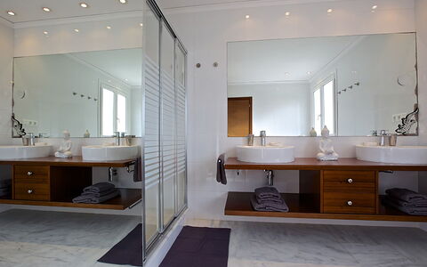 Villa Bridget: Design Intérieur, Lavabo, Sol, Luminaire Plomberie, Salle De Bains, Évier, Mur, Miroir, Sol, Luminaire