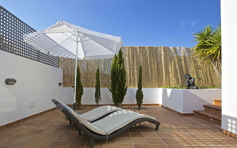 Villa Bridget: Mobilier De Jardin, Meubles, Sol, Piscine, Chaise, Balancelle, Composite, Parapluie, Pot De Fleur, Ombre
