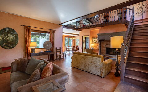 Villa Brin: Meubles, Sol, Design Intérieur, Sol, Bois, Plafond, Canapé, Chaise, Salon, Domicile