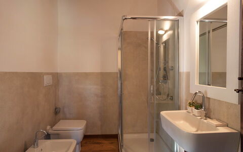 Villa Collombroso: Sol, Salle De Bains, Sol, Design Intérieur, Mur, Luminaire Plomberie, Évier, Lavabo, Pièce, Plafond