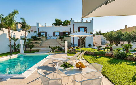 Villa la Pigna: Recours, Piscine, Pot De Fleur, Biens, Jardin, Aménagement Paysager, Cour, Ombre, Eco Hôtel, Villa