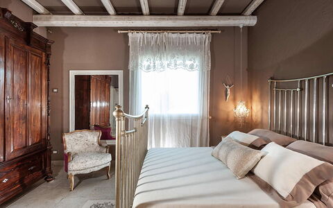 Villa la Pigna: Meubles, Design Intérieur, Lit, Chambre, Mur, Éclairage, Textile, Pièce, Domicile, Sol