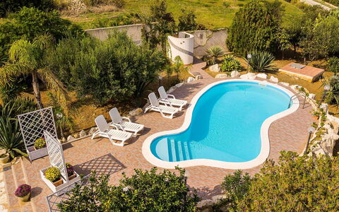 Villa la Randa: Piscine, Mobilier De Jardin, Recours, Eco Hôtel, Parapluie, Balancelle, Chaise, Hacienda, Hôtel, Ombre