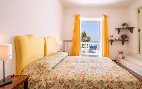 Villa Lamaro: Meubles, Design Intérieur, Jaune, Sol, Domicile, Chambre, Pièce, Lit, Drap De Lit, Appartement