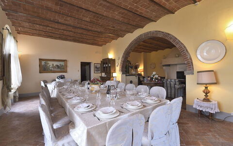 Villa Michelangelo: Meubles, Domicile, Chaise, Villa, Table Cuisine Et Salle A Manger, Plante D'Appartement, Salle À Manger, Hôtel, Pot De Fleur, Lampe