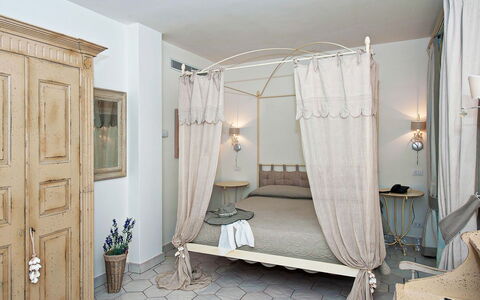 Villa Moresca: Meubles, Lit, Design Intérieur, Chambre, Mur, Bois, Sol, Literie, Pièce, Sol