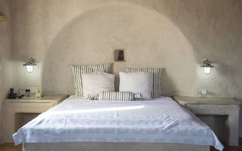 Villa Mycenaean: Chambre, Oreiller, Literie, Linge, Cadre De Lit, Lampe, Drap De Lit, Throw Pillow, Lit