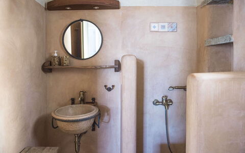 Villa Mycenaean: Mur, Luminaire Plomberie, Lavabo, Plomberie, Robinet, Évier, Salle De Bains, Miroir, Tache De Bois