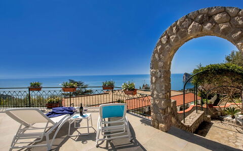 Villa Sea Breeze: Bleu, Mer, Côte, Océan, Recours, Chaise, Balcon, Table Cuisine Et Salle A Manger, Plage, Eco Hôtel