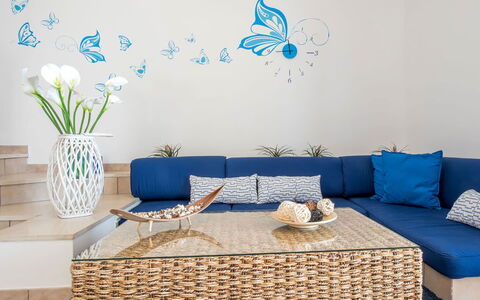 Villa Sea Breeze: Meubles, Bleu, Design Intérieur, Canapé, Mur, Salon, Domicile, Textile, Throw Pillow, Pièce