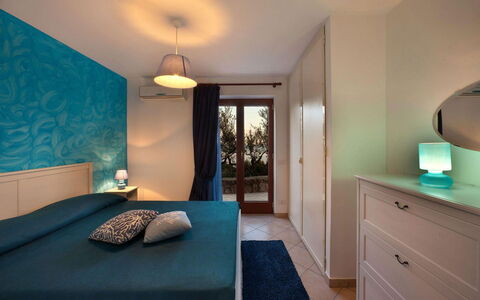 Villa Sea Breeze: Design Intérieur, Meubles, Sol, Sol, Chambre, Textile, Lit, Pièce, Éclairage, Plafond