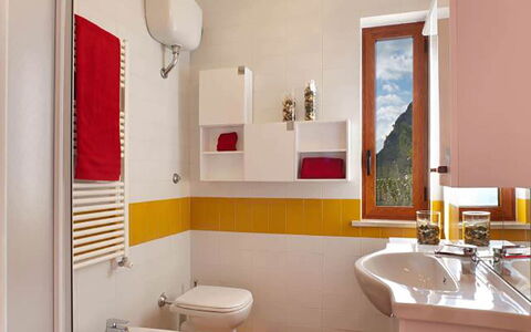 Villa Sea Breeze: Siège De Toilette, Design Intérieur, Salle De Bains, Luminaire Plomberie, Toilette, Sol, Mur, Sol, Évier, Robinet