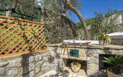 Villa Sea Breeze: Dalle, Mur De Pierre, Jardin, Mobilier De Jardin, Pot De Fleur, Arrière-Cour, Plante D'Appartement, Aménagement Paysager, Ombre, Patio