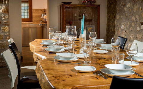 Villa Thalia: Meubles, Bois, Table, Vaisselle, Design Intérieur, Salle À Manger, Table Cuisine Et Salle A Manger, Chaise, Verres À Pied, Serveware