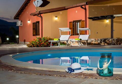 Villa Thyrrenia: Piscine, Recours, Mobilier De Jardin, Parapluie, Eco Hôtel, Villa, Chaise, Hacienda, Balancelle, Ombre