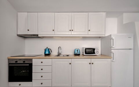 Villa Vorias: Cabinetry, Meubles, Appareil De Cuisine, Principaux Appliance, Cuisine, Bois, Comptoir, Design Intérieur, Placard, Sol