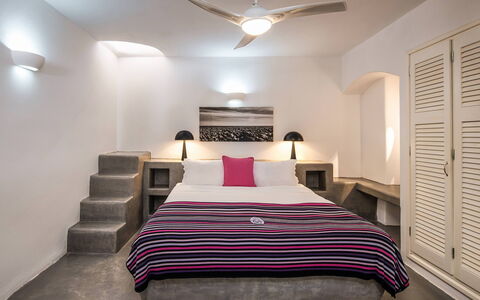 Villa Vorias: Meubles, Design Intérieur, Sol, Sol, Plafond, Éclairage, Domicile, Pièce, Lit, Chambre