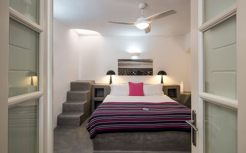 Villa Vorias: Design Intérieur, Meubles, Sol, Sol, Plafond, Pièce, Lit, Éclairage, Chambre, Domicile